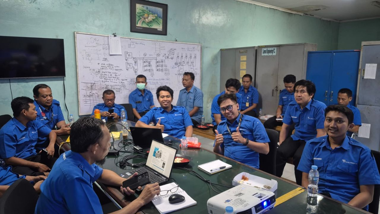 Tim engineering membahas sistem produksi di pabrik